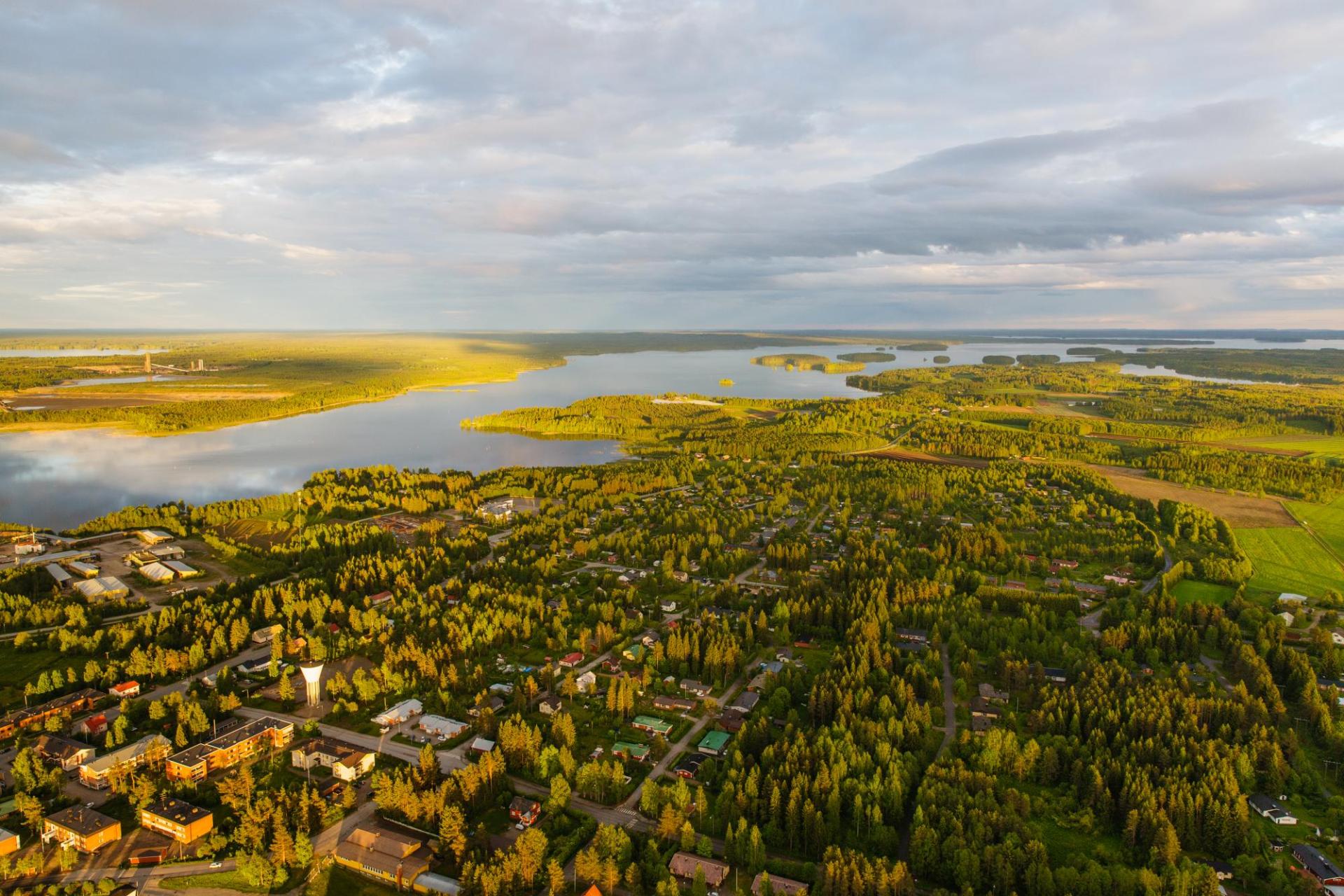 Pyhäjärvi kesäillassa, ilmakuva