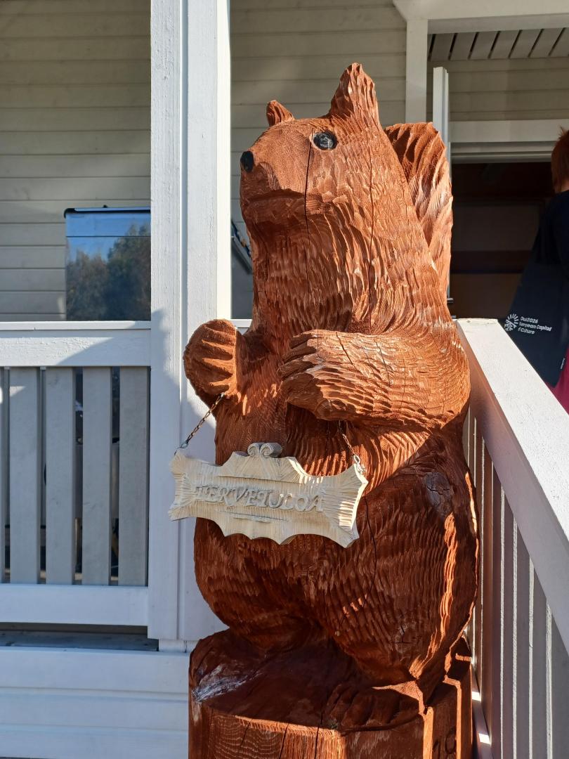 kuvassa on puinen oravaveistos. 