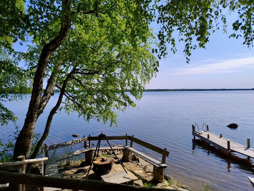 kuvassa on laituri ja järvimaisema